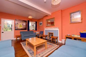 埃斯克代尔埃斯克代尔青年旅舍的客厅设有橙色墙壁和壁炉