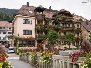 巴特维尔德巴德Hotel Restaurant Alte Linde的前面有鲜花的建筑