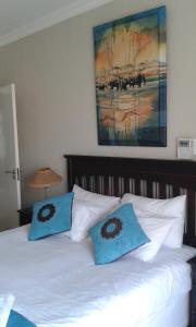 白河Eden Cottage的床上有2个蓝色枕头