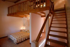 圣路易斯圣路易斯凯普酒店的楼梯通往带床的阁楼卧室