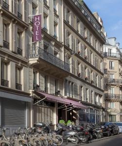 巴黎安德里亚酒店的一座大型建筑,前面停有摩托车