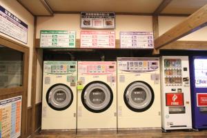 高山黑拉尤诺莫利酒店的商店里一排有标志的洗衣机