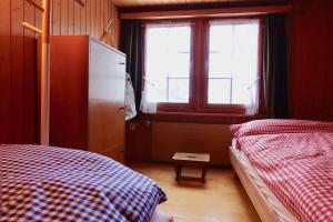 埃尔姆Apartment Sandgasse的一间卧室设有两张床和窗户。