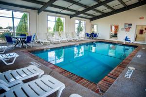 科西卡纳Motel 6-Corsicana, TX的一个带椅子和桌子的游泳池