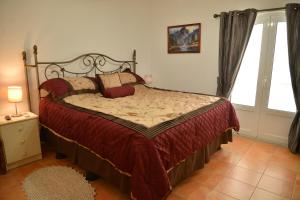塞亚埃斯特雷拉德阿尔瓦旅馆的一间卧室配有一张带红色枕头的大床