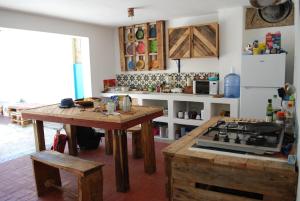 圣多明各乔萨旅馆的厨房配有桌子和炉灶。 顶部烤箱