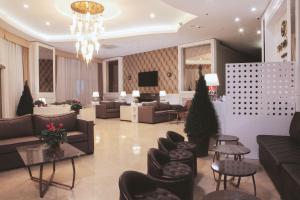 伊斯坦布尔伊斯坦布尔机场宁静套房公寓式酒店的带沙发和椅子的客厅以及吊灯。