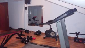 加拉茨Hotel Corneliuss的一间设有跑步机和举重器材的健身房的客房