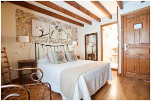 里瓦德塞利亚奥布德尔宾馆的一间卧室配有一张床,铺有木地板