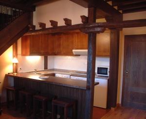 波特斯珀特斯别墅公寓的厨房配有柜台和一些木制橱柜。