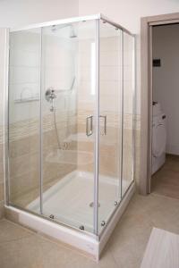 的里雅斯特Le Bicocche di Joyce - elegant and quiet in the center的一间带卫生间的浴室内的玻璃淋浴间