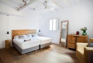 巴塞罗那格劳生态精品酒店的一间卧室配有一张床、梳妆台和镜子