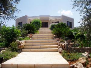凯撒利亚Romantic suite in Caesarea的房屋设有楼梯,通往
