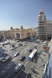 马德里马德里瓦伦西亚旅馆的城市里满是汽车和建筑的繁忙街道