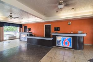 格洛布Motel 6-Globe, AZ的大堂设有1个带橙色墙壁的酒吧