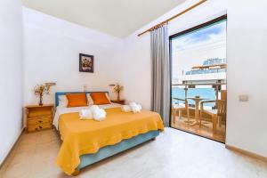 斯塔里斯Hotel Anatoli Apartments的一间卧室设有一张床,享有海景