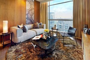 新加坡Ascott Orchard Singapore的带沙发和大窗户的客厅