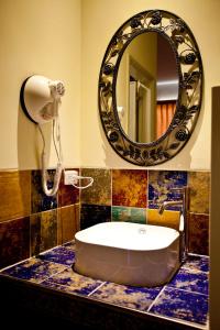 垦丁大街垦丁长禧旅店 - 二馆的一间带水槽和镜子的浴室