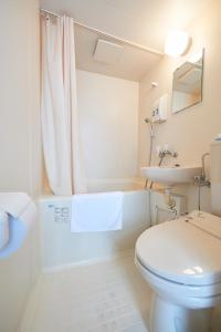 岛田岛田站前精选旅馆的白色的浴室设有卫生间和水槽。