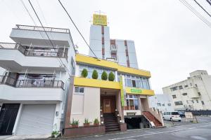 岛田岛田站前精选旅馆的城市街道上的白色和黄色建筑