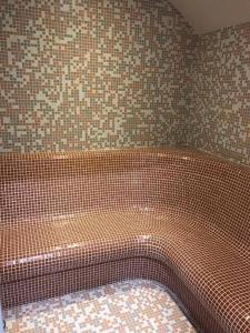 多斯帕特Hotel Kristal的一间铺有瓷砖的浴缸的浴室