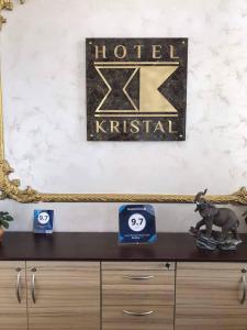 多斯帕特Hotel Kristal的梳妆台顶上的酒店休闲标志