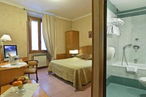 罗马博物馆酒店的一间酒店客房 - 带一张床和一间浴室