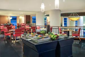 雅加达雅加达科塔美居酒店的酒店大堂提供自助餐,配有桌椅