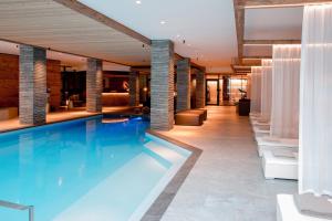 克洛斯特斯克洛斯特斯皮兹布因酒店的酒店大堂的大型游泳池