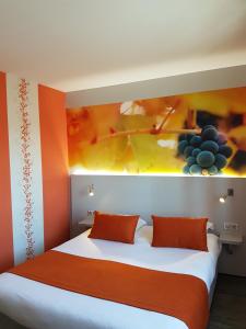 舍诺夫LOGIS Hotel l'Escargotière Dijon Sud - Chenove的一间卧室配有一张壁画床