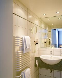 科隆马特瑞鲁公寓的一间带水槽和镜子的浴室