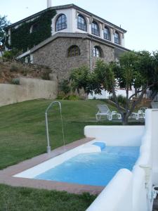 Hinojosa de Duero里尔金塔德拉康塞普西旅馆的房屋前的游泳池