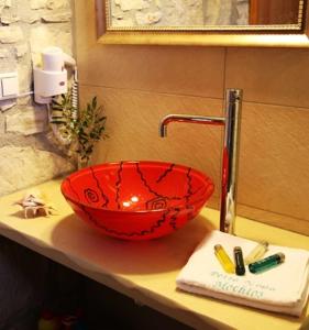 莫什劳斯Petra Nova Villas的坐在浴室台面上的红色碗