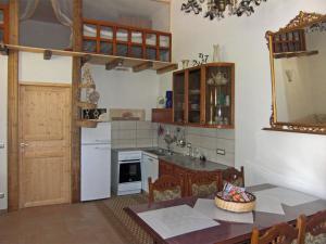 库特罗菲安诺Terreno Ro-Bi-Li Ferienwohnung的厨房配有桌子和白色冰箱。