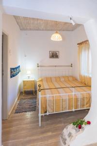 阿齐欧斯·贡多斯Villa Argo, Feakia的一间卧室配有一张床和一张带台灯的桌子