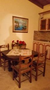 阿齐欧斯·贡多斯Villa Argo, Feakia的餐桌和椅子,上面有花瓶