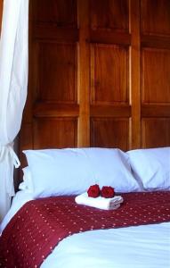 阿特尔伯勒格里芬酒店的上面有两朵红玫瑰的床