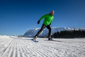 巴德米滕多夫斯佩克莫瑟尔旅馆的一个人在雪覆盖的斜坡上滑雪