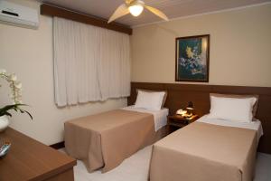 约恩维利普林西比酒店 的酒店客房设有两张床和窗户。