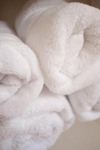 彭赞斯Sophia's的一堆堆的白色毛巾堆在彼此的上面