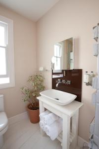 彭赞斯Sophia's的白色的浴室设有水槽和镜子