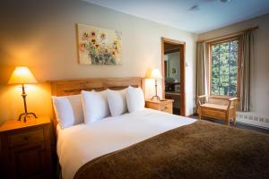 路易斯湖伊甸园洋房旅舍的卧室设有一张白色大床和一扇窗户。