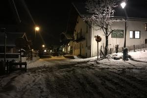 夏蒙尼-勃朗峰小屋滑雪站旅馆的一条雪覆盖的街道,晚上有消防栓