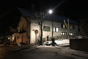 夏蒙尼-勃朗峰小屋滑雪站旅馆的一座建筑,在晚上前有街灯