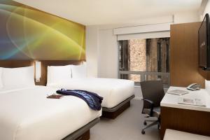 纽约LUMA酒店 - 时代广场的酒店客房配有两张床和一张书桌
