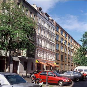 柏林斯戴普斯酒店的停在大楼前的红色汽车