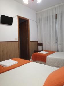 博伊罗特利里索斯旅馆的酒店客房设有两张床和一台平面电视。