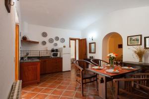 阿尔特纳拉Casa-Cueva El Pastor的厨房以及带桌椅的用餐室。