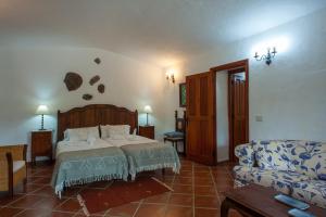 阿尔特纳拉Casa-Cueva El Pastor的一间卧室配有一张床和一张沙发