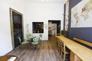 都灵绿竹生态旅舍的一间带桌椅和柜台的用餐室